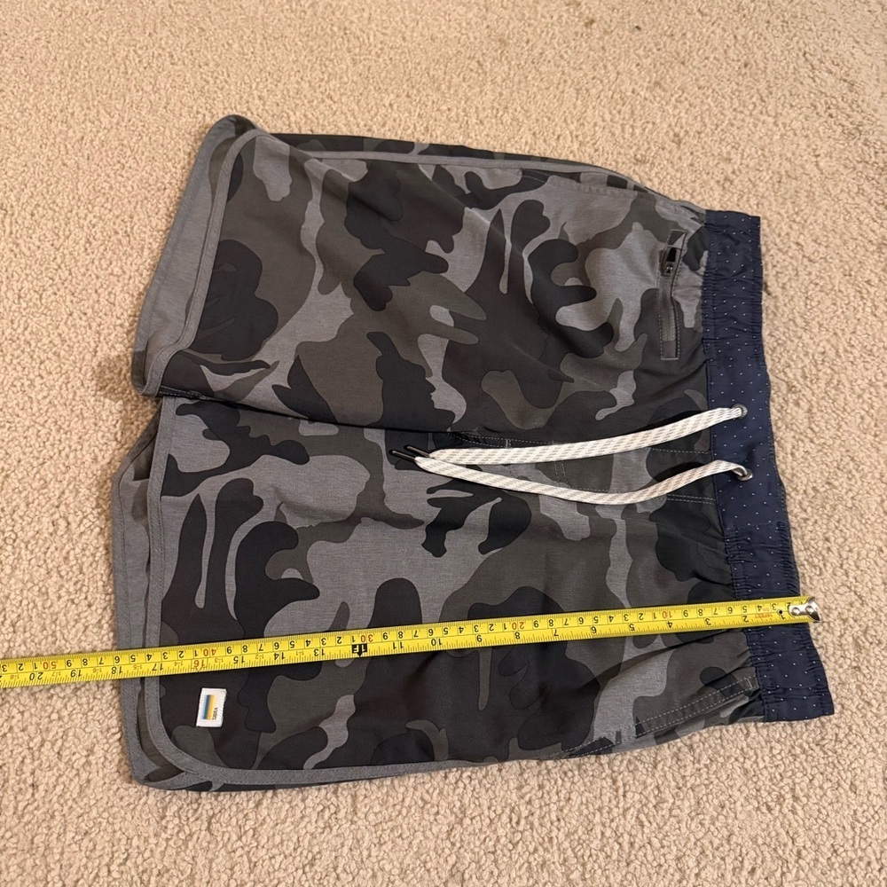 Vuori Banks shorts in charcoal camo Size M - Picture 5 of 7